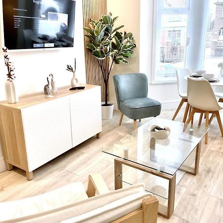 Luxury Porthcawl Large Spacious 2 Bedroom Apt, Parking, Garden Access, Prime Location Экстерьер фото