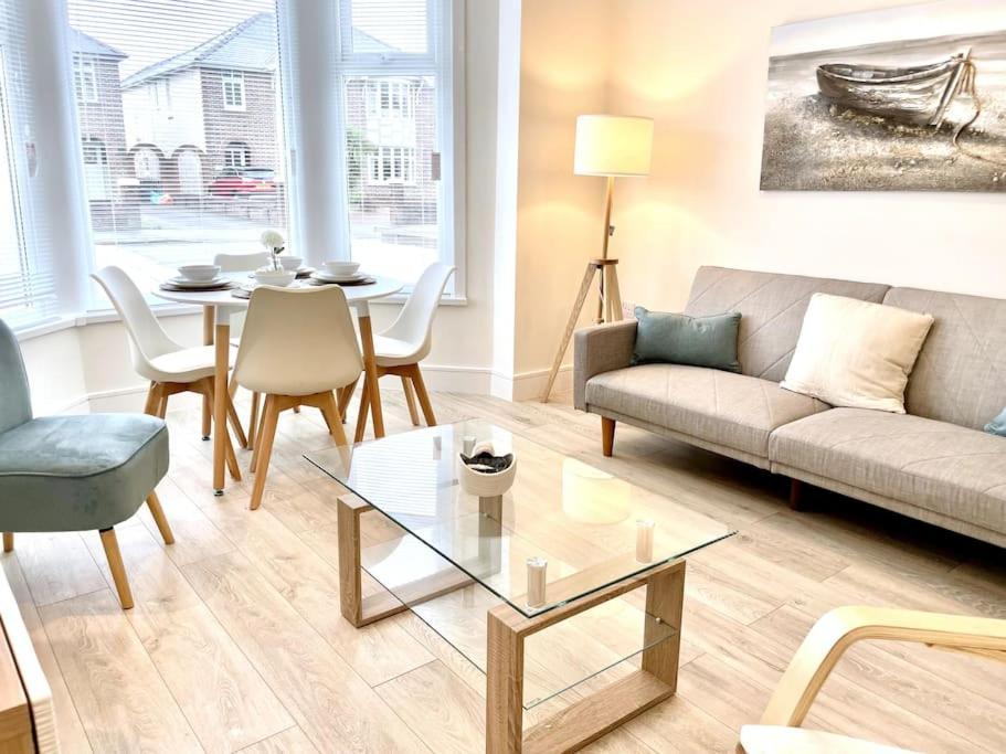Luxury Porthcawl Large Spacious 2 Bedroom Apt, Parking, Garden Access, Prime Location Экстерьер фото